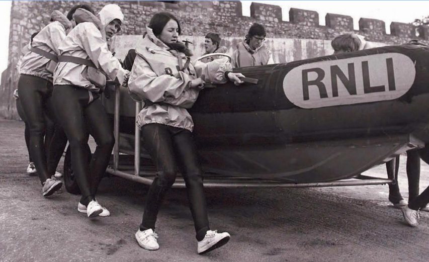 Historische en moderne RIBs op het water — 5