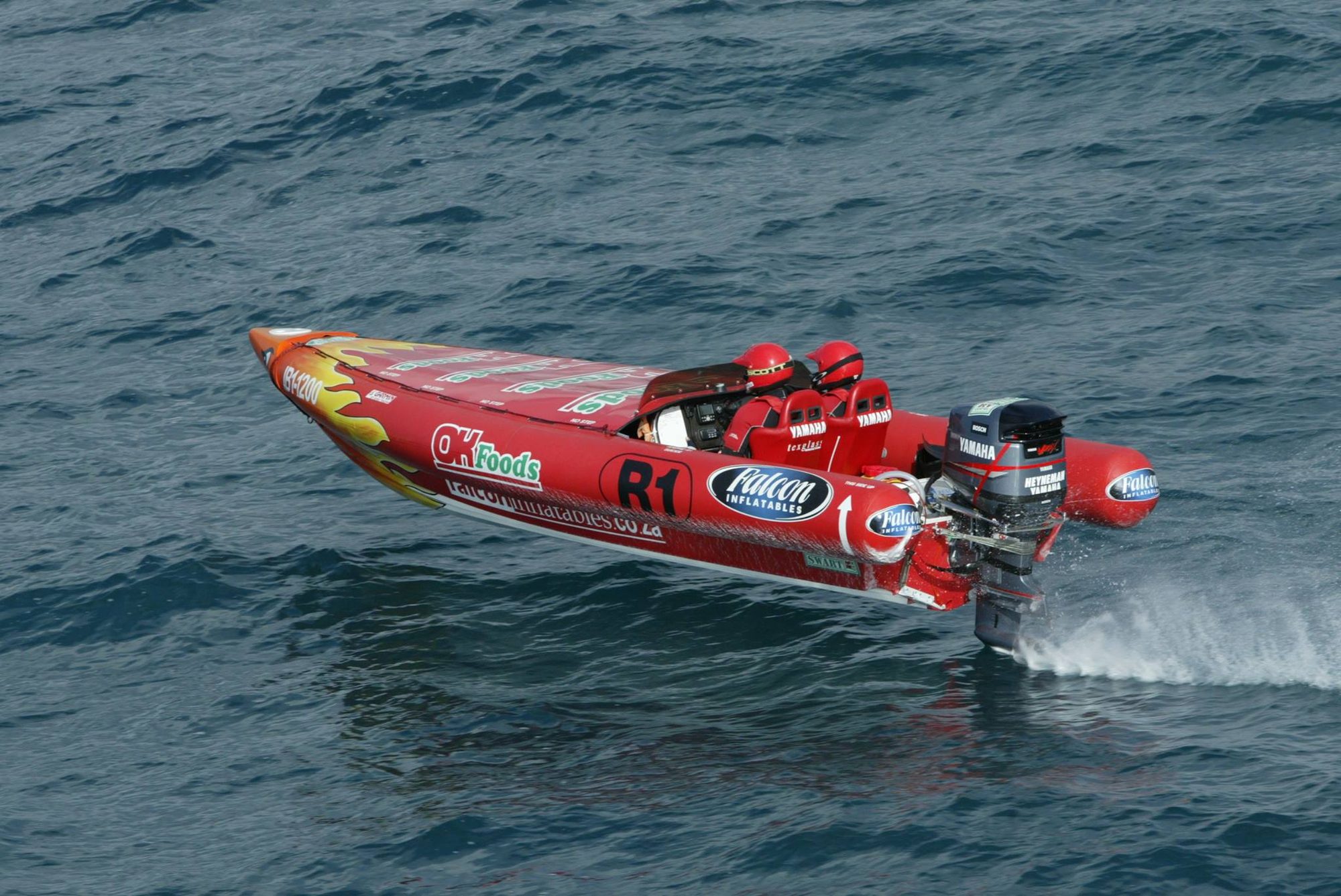 Planerende RIB met zicht op de rompvorm en sprayrails