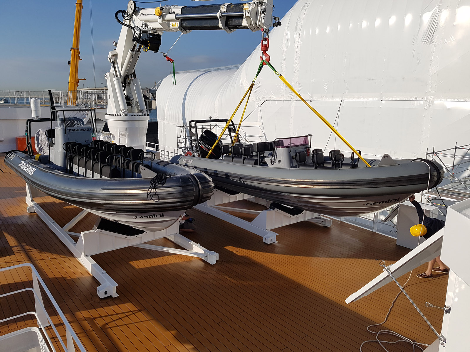 Twee support-RIBs aan boord van een yacht support vessel