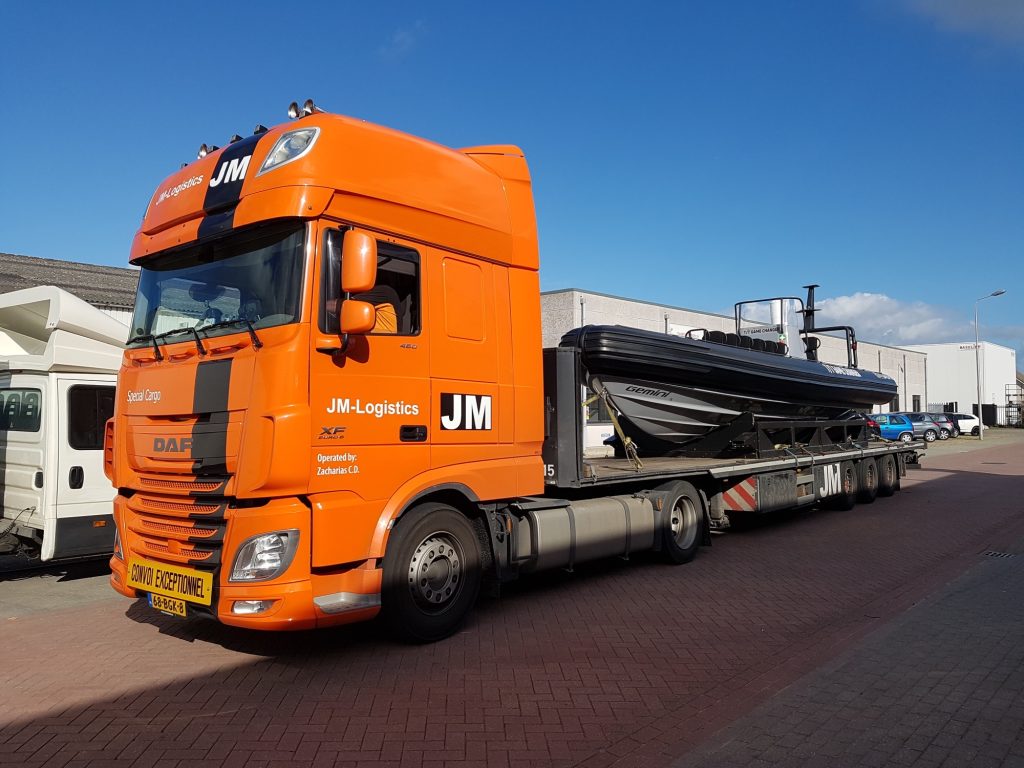 Transport van de support-RIB naar de MB92-superjachtwerf
