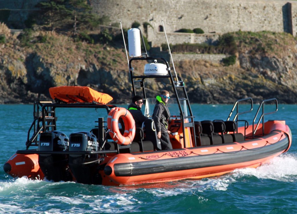 Oranje support-RIB varend bij Saint-Malo