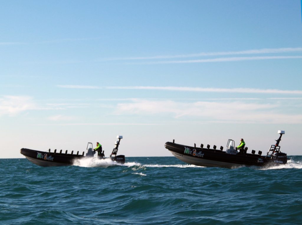 Twee support-RIBs op zee tijdens de Route du Rhum sail-out