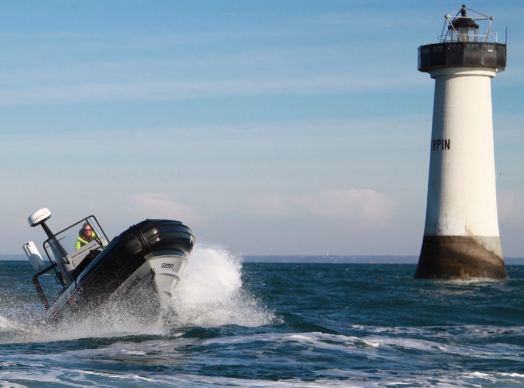 Support-RIB op snelheid bij de vuurtoren van Saint-Malo
