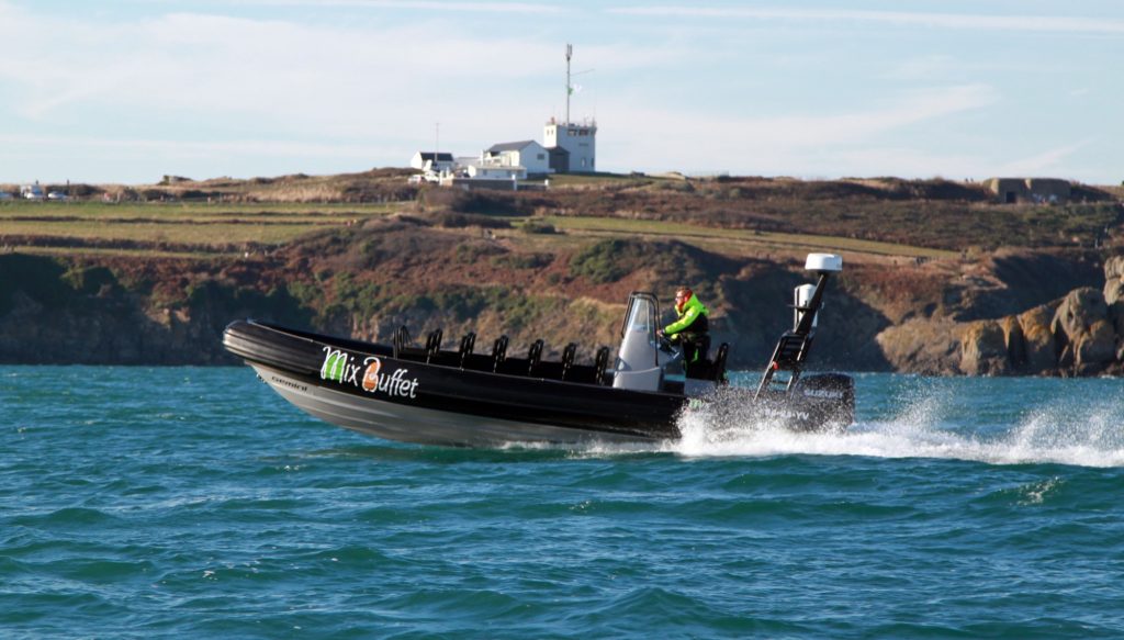Zwarte support-RIB langs de kust bij Saint-Malo