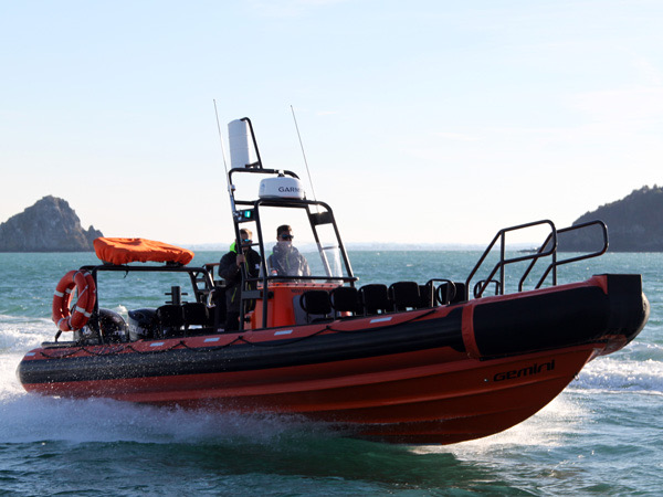 Oranje support-RIB van dichtbij tijdens inzet op zee