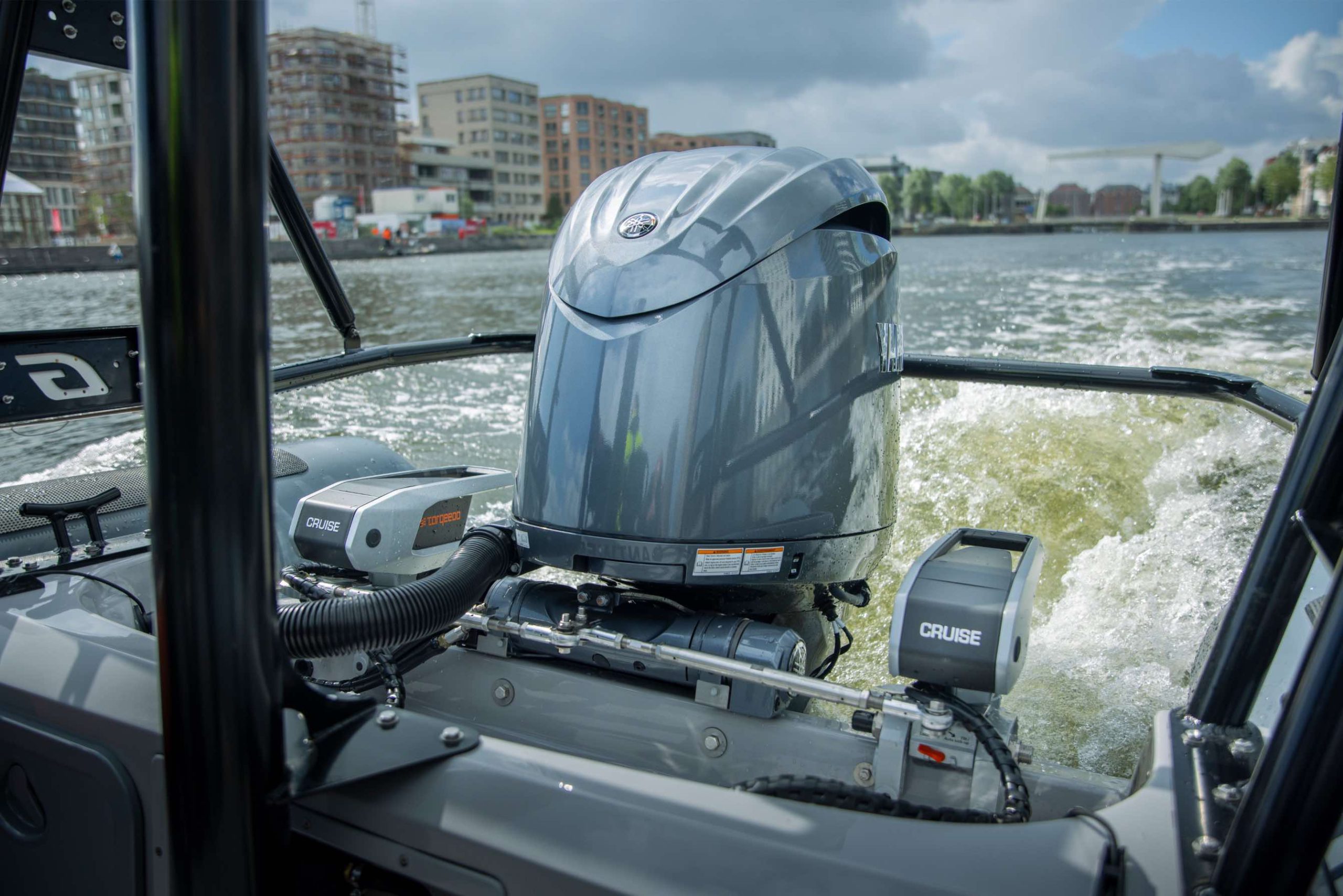 Yamaha buitenboordmotor gecombineerd met elektrische Torqeedo-aandrijving
