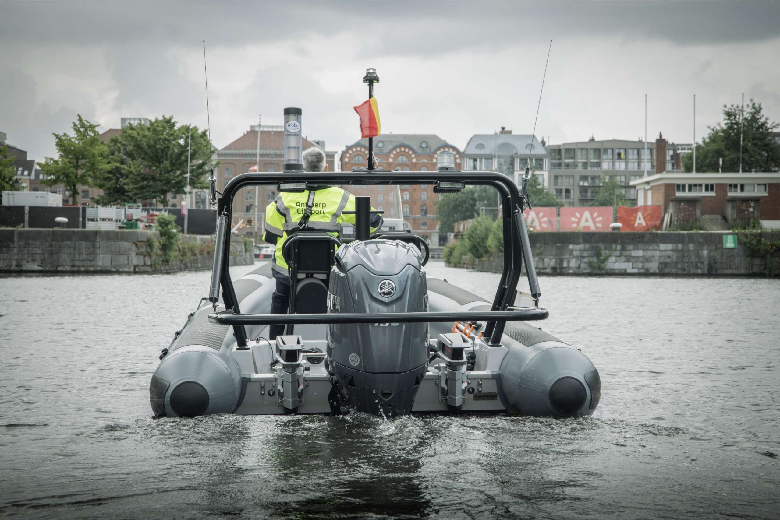 Hybride patrouille-RIB van Stadshaven Antwerpen varend in de haven