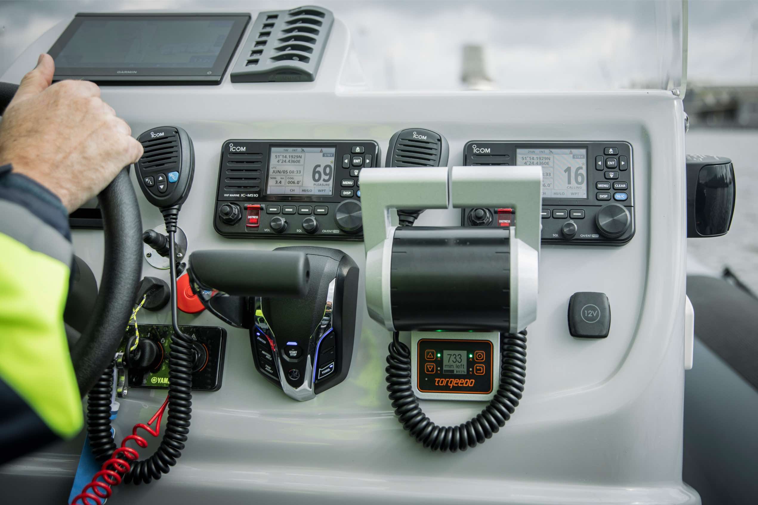 Console van de hybride RIB met geïntegreerde hybride bediening