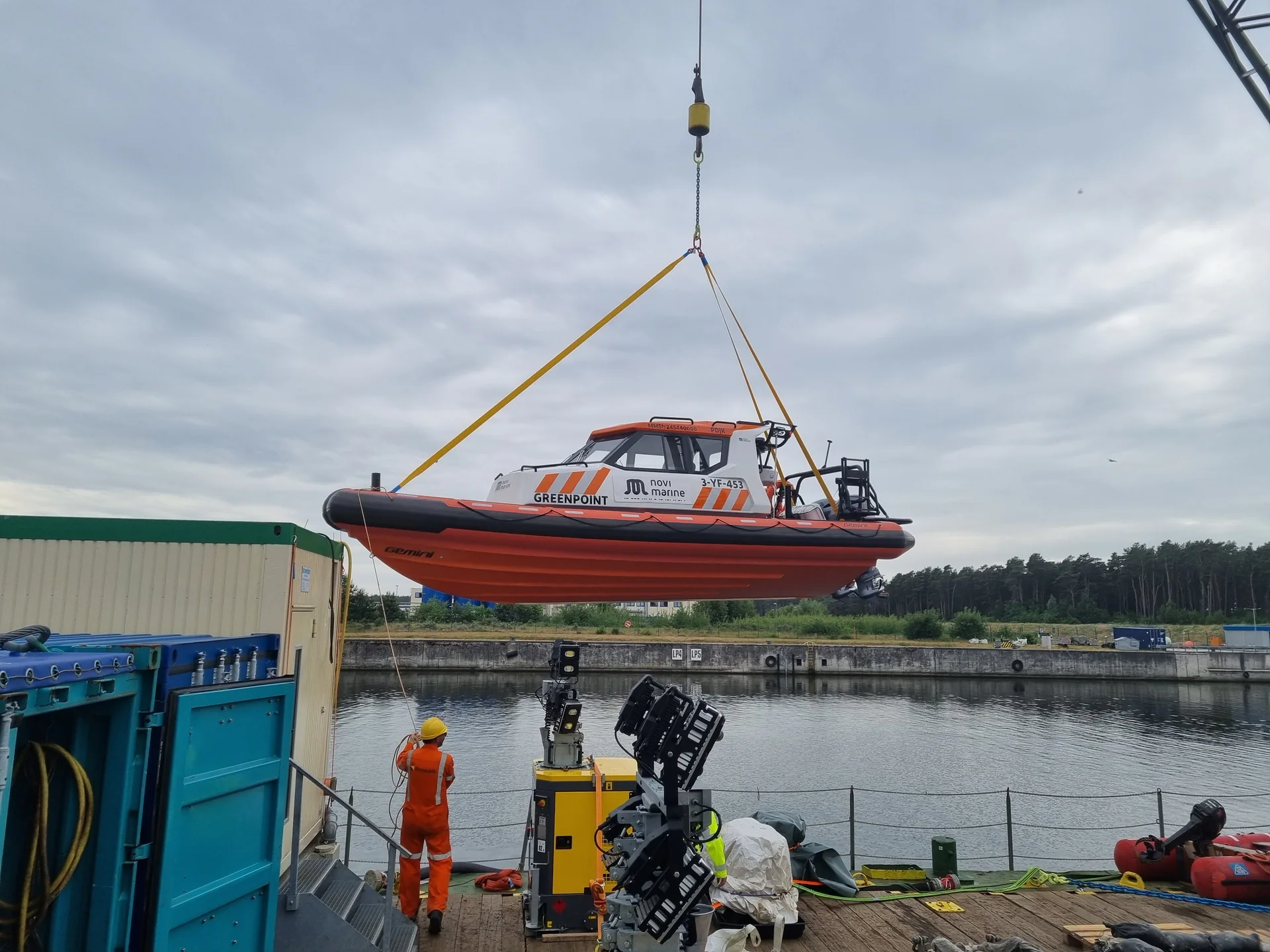 Gemini Cabin RIB Greenpoint wordt met hijsbanden door een kraan verplaatst