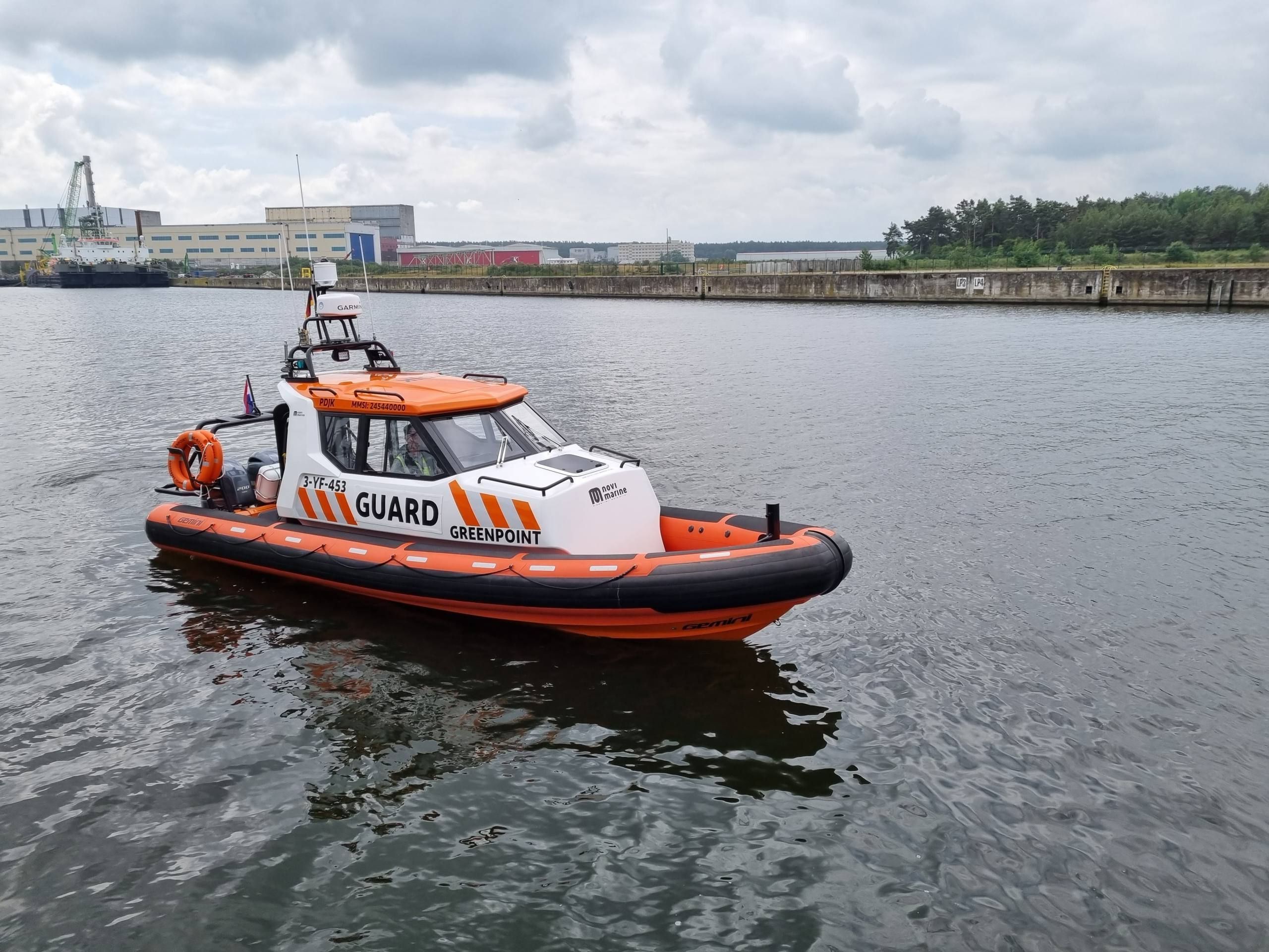 Gemini guard-RIB van Novi Marine varend in een haven