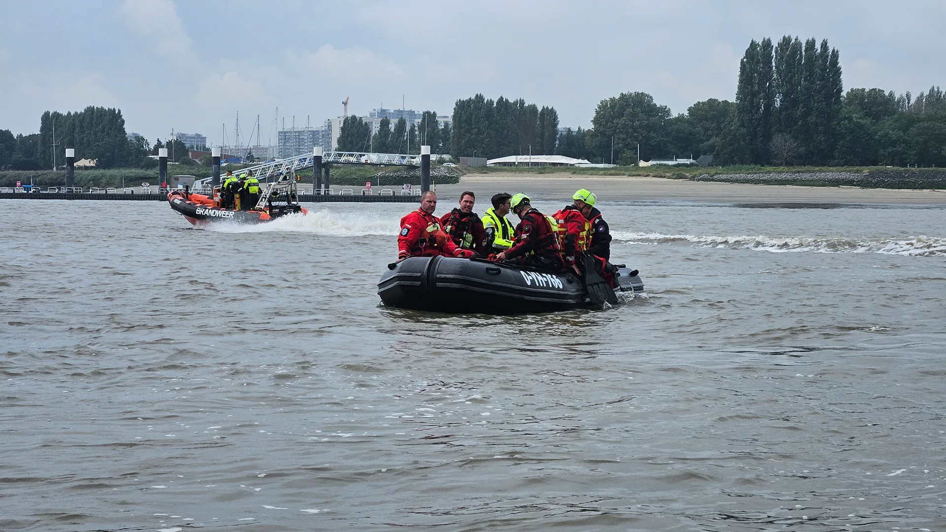 Reddingsteam aan boord van de Gemini Marine Dive 470