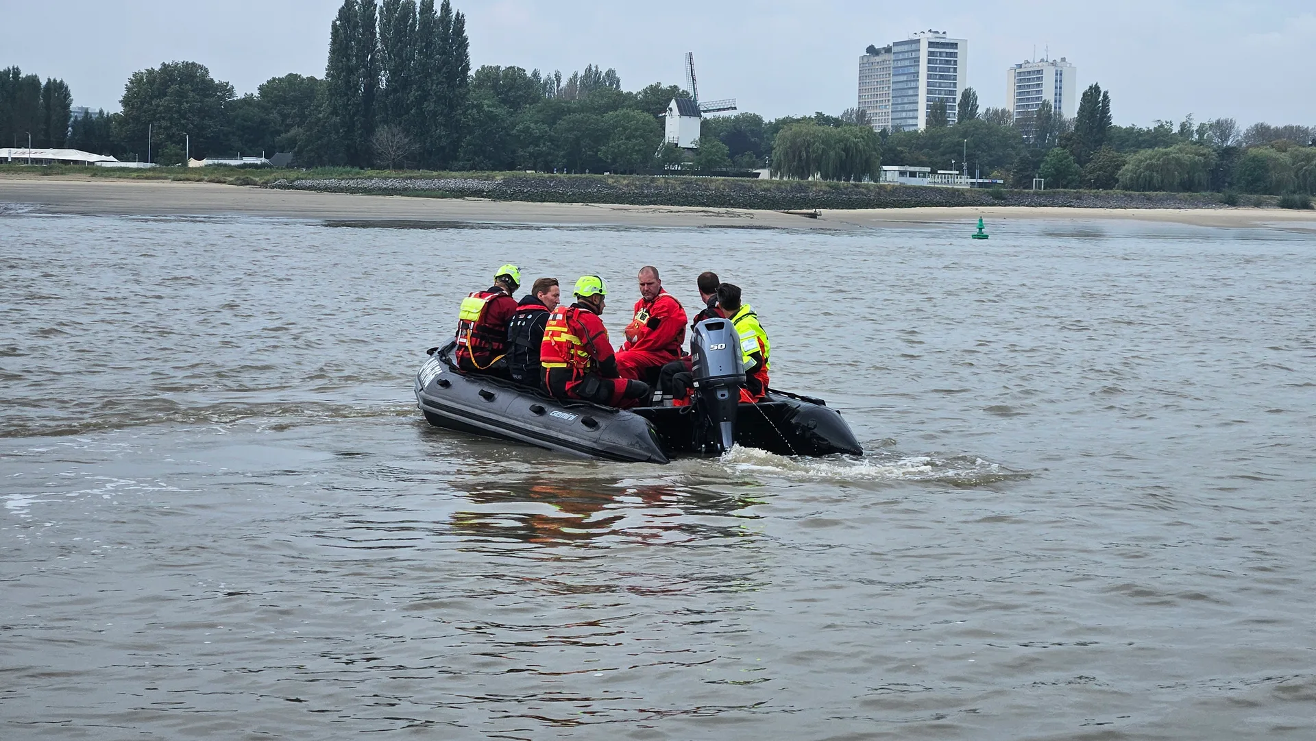 Gemini Marine Dive 470 met reddingsbemanning op het water