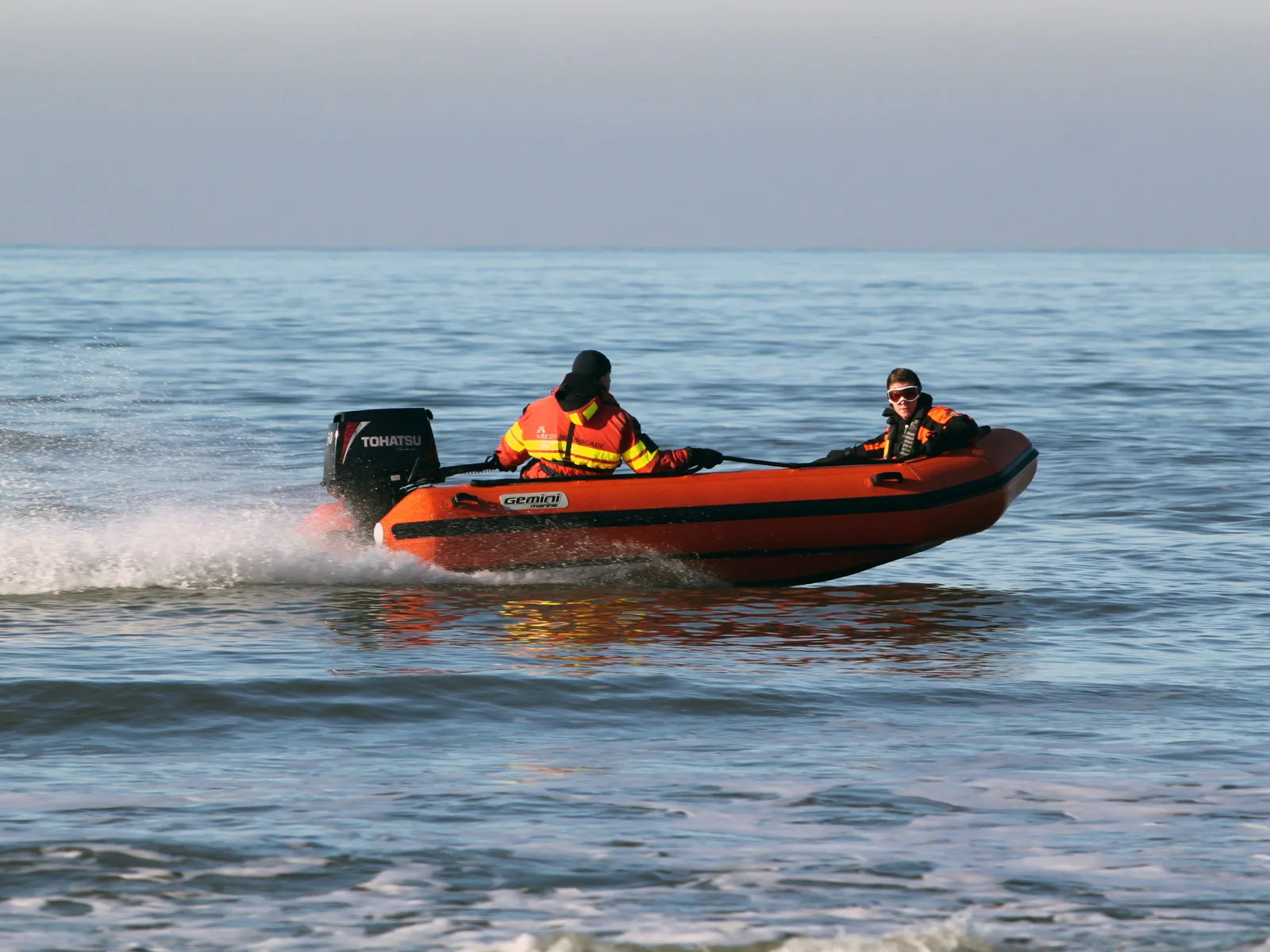Gemini Marine GRX420 reddingsboot varend op zee
