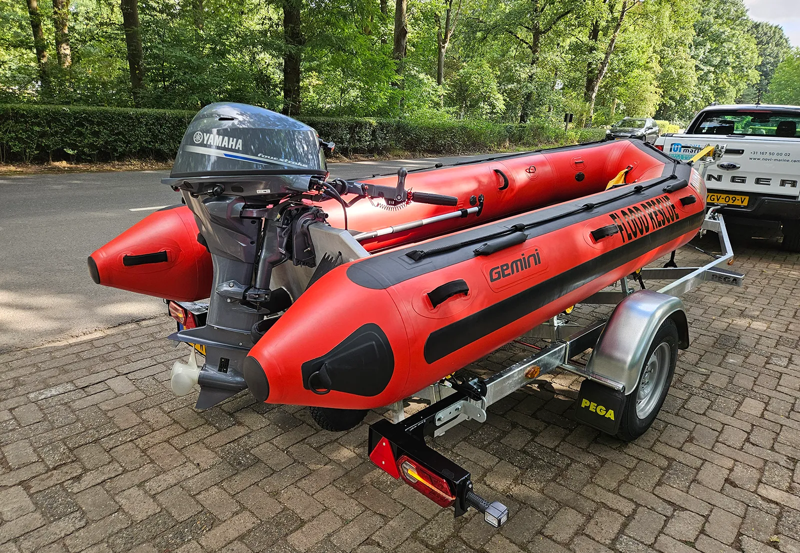 Gemini Marine SWR13 met buitenboordmotor op een trailer