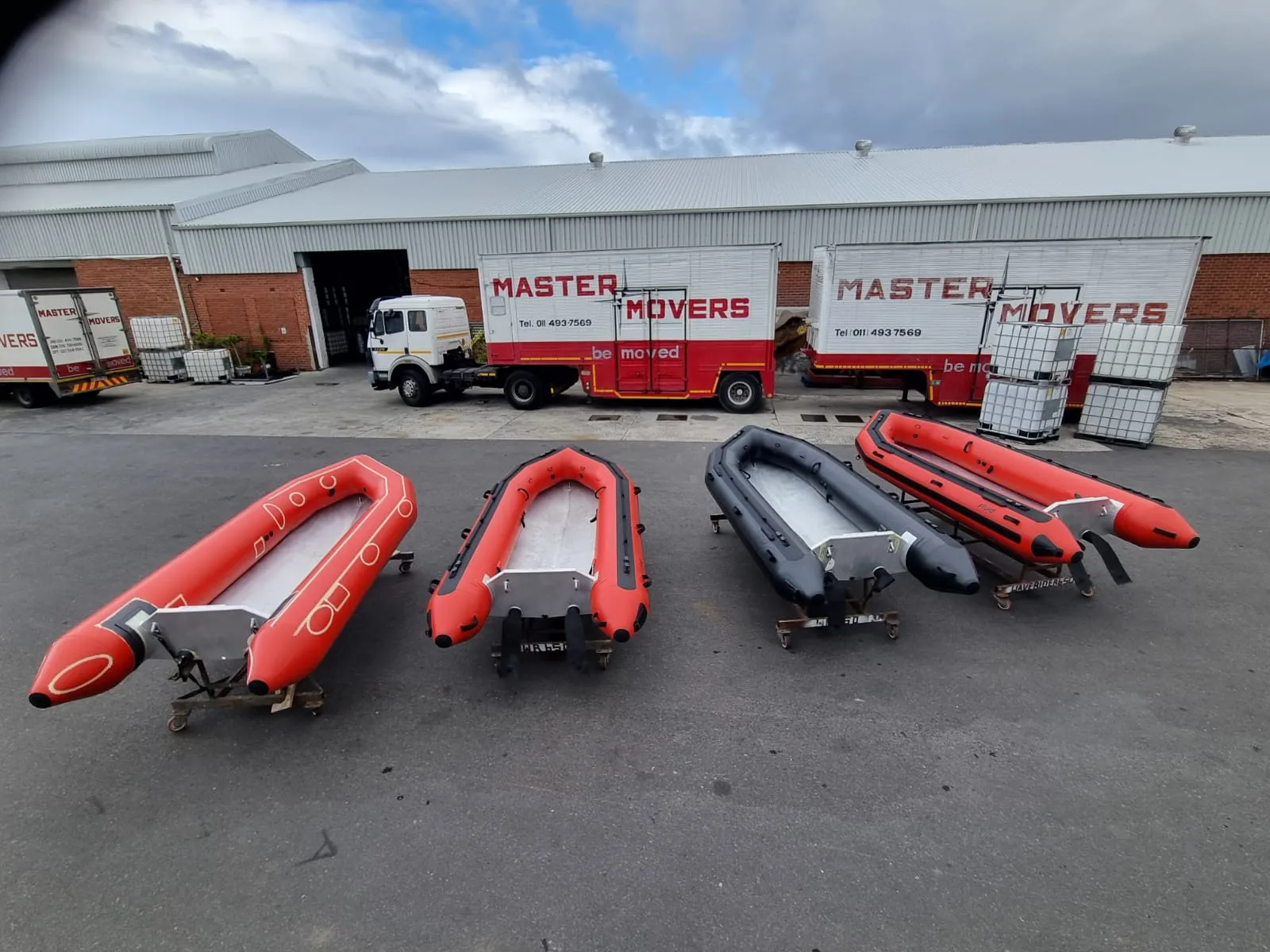Gemini Marine reddingsboten bij de fabriek, gezien vanaf achteren