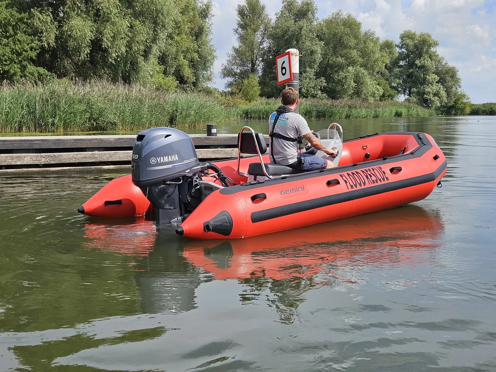 Gemini Marine SWR16 met Yamaha buitenboordmotor bij een steiger