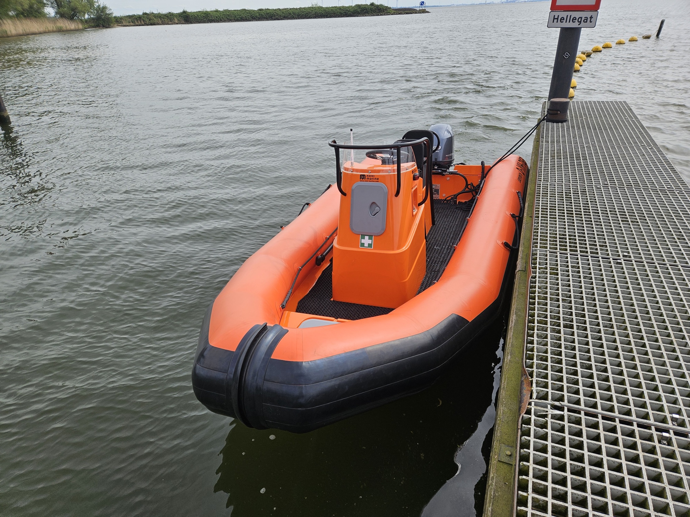 Boeg van de Gemini Marine WR505 aan de steiger