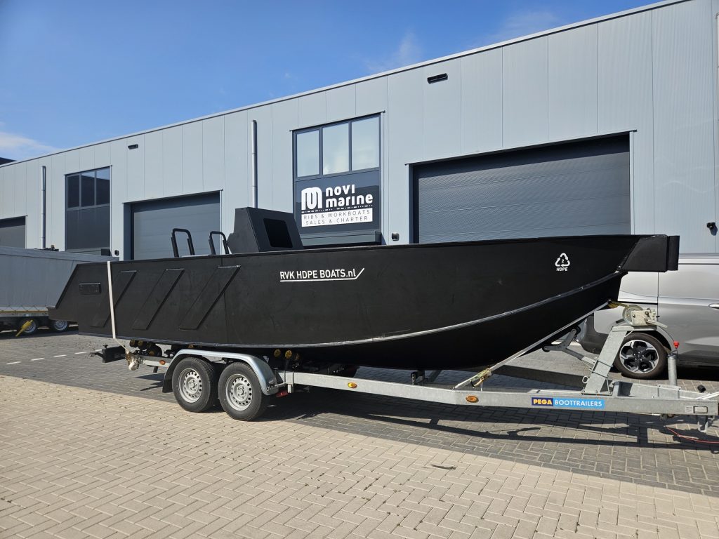 Projectbeeld 2 van 7 meter HDPE-werkboot in de verhuurvloot van Novi Marine