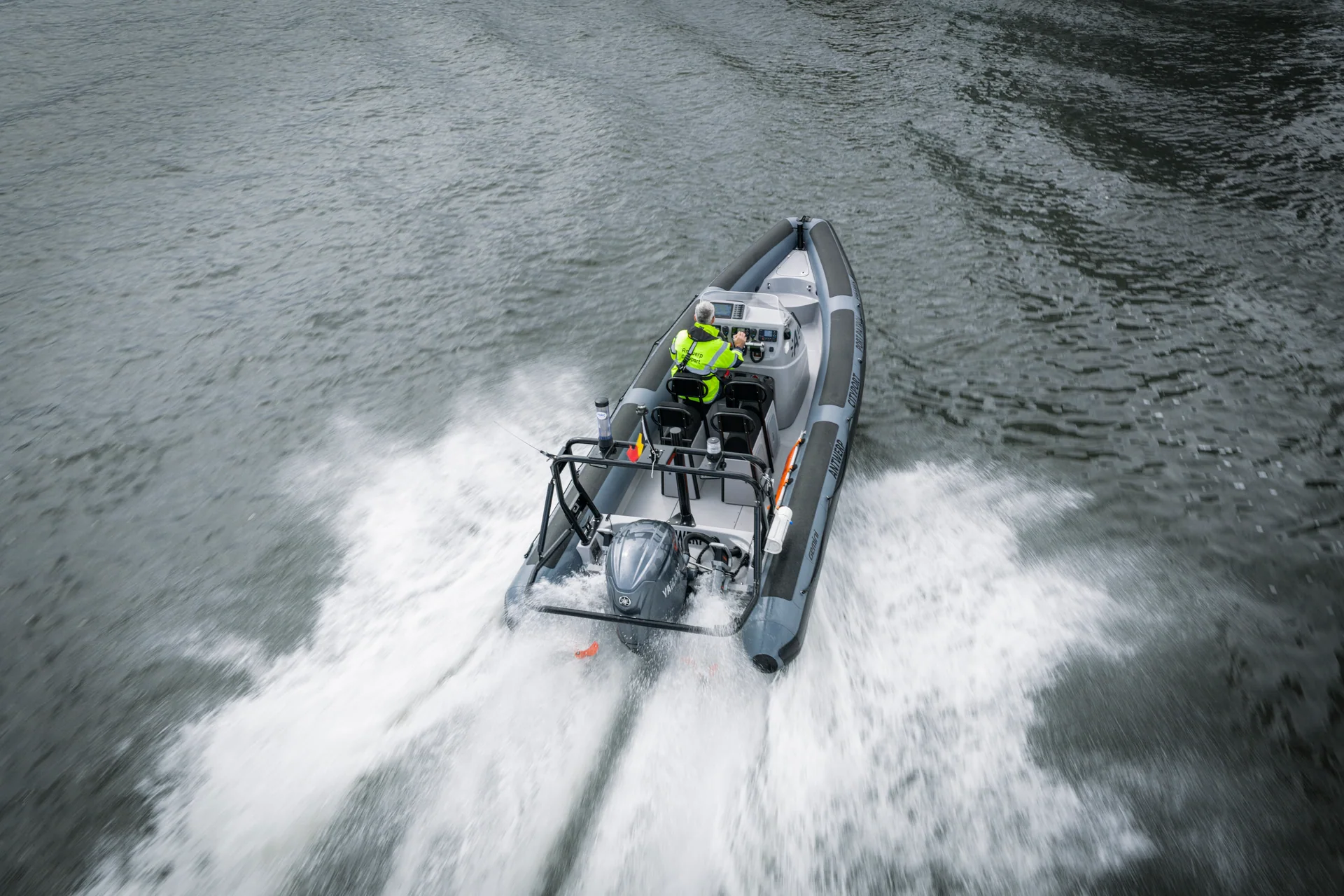 Hybride Gemini RIB van Stadshaven Antwerpen varend op het water