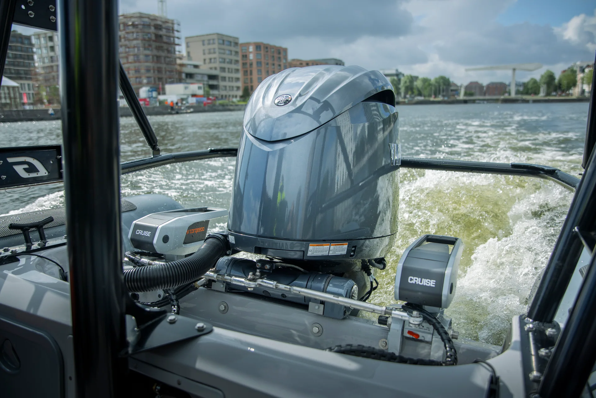 Yamaha-buitenboordmotor gecombineerd met elektrische Torqeedo-aandrijving op een hybride RIB