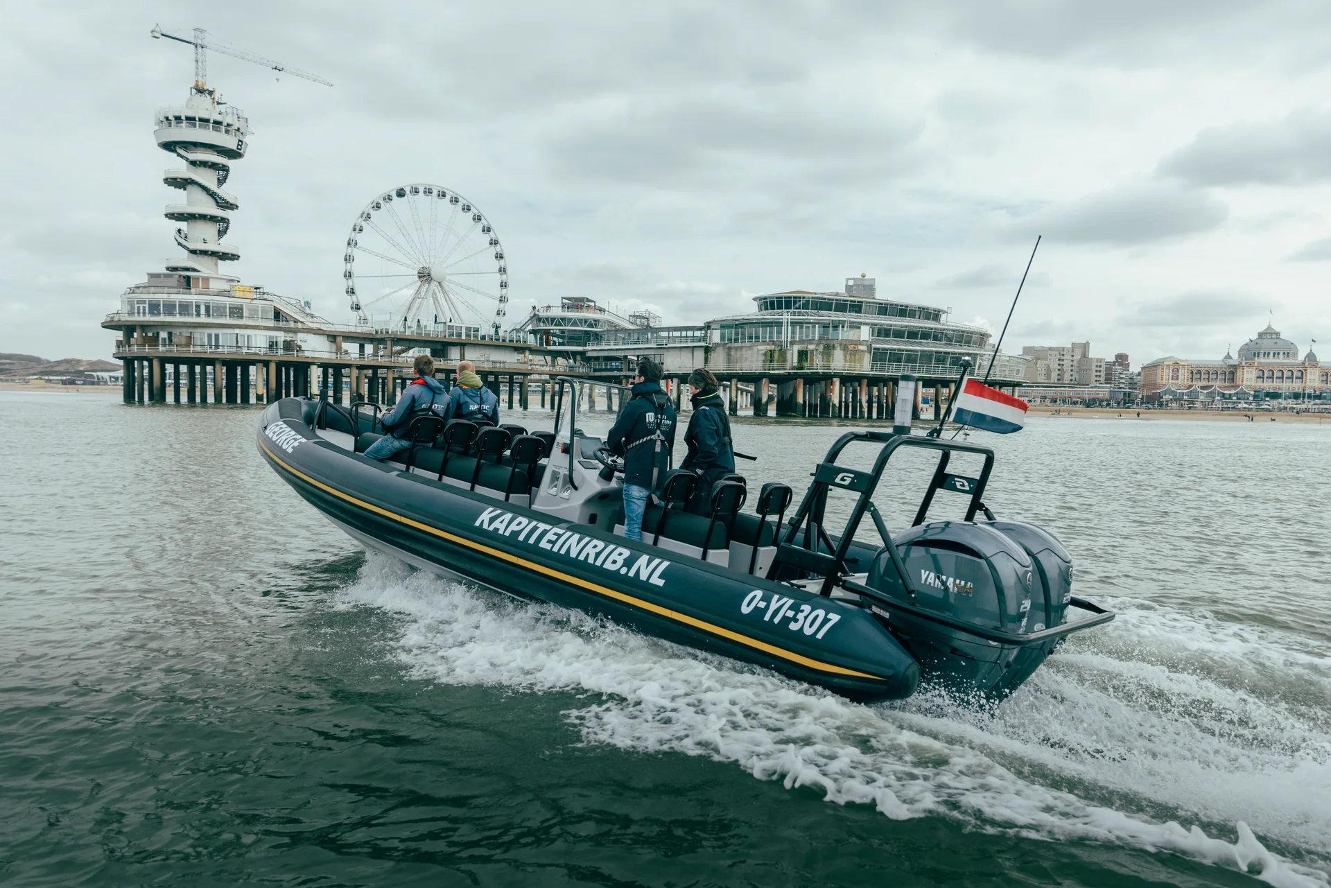Passagiers-RIB van Kapitein RIB met bemanning en zitplaatsen voor passagiers op het water