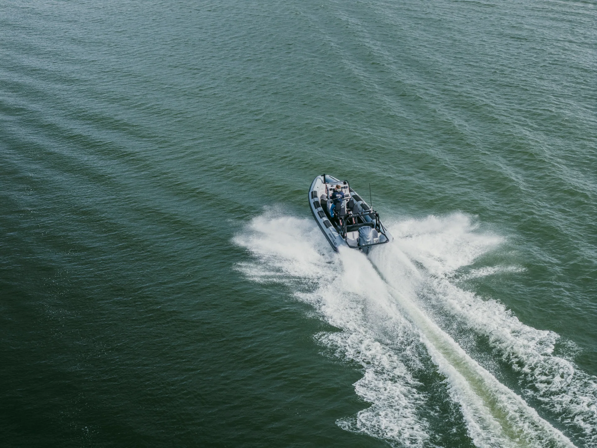 Gemini RIB varend op open water, van bovenaf gefotografeerd