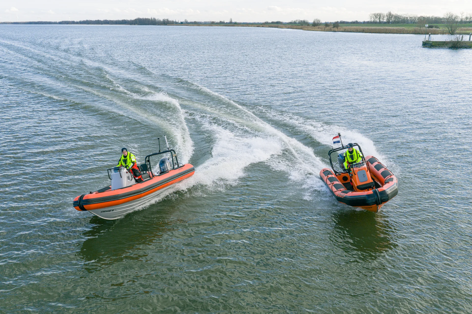 Twee Gemini Marine Safety Boat RIBs tijdens een vaartoefening