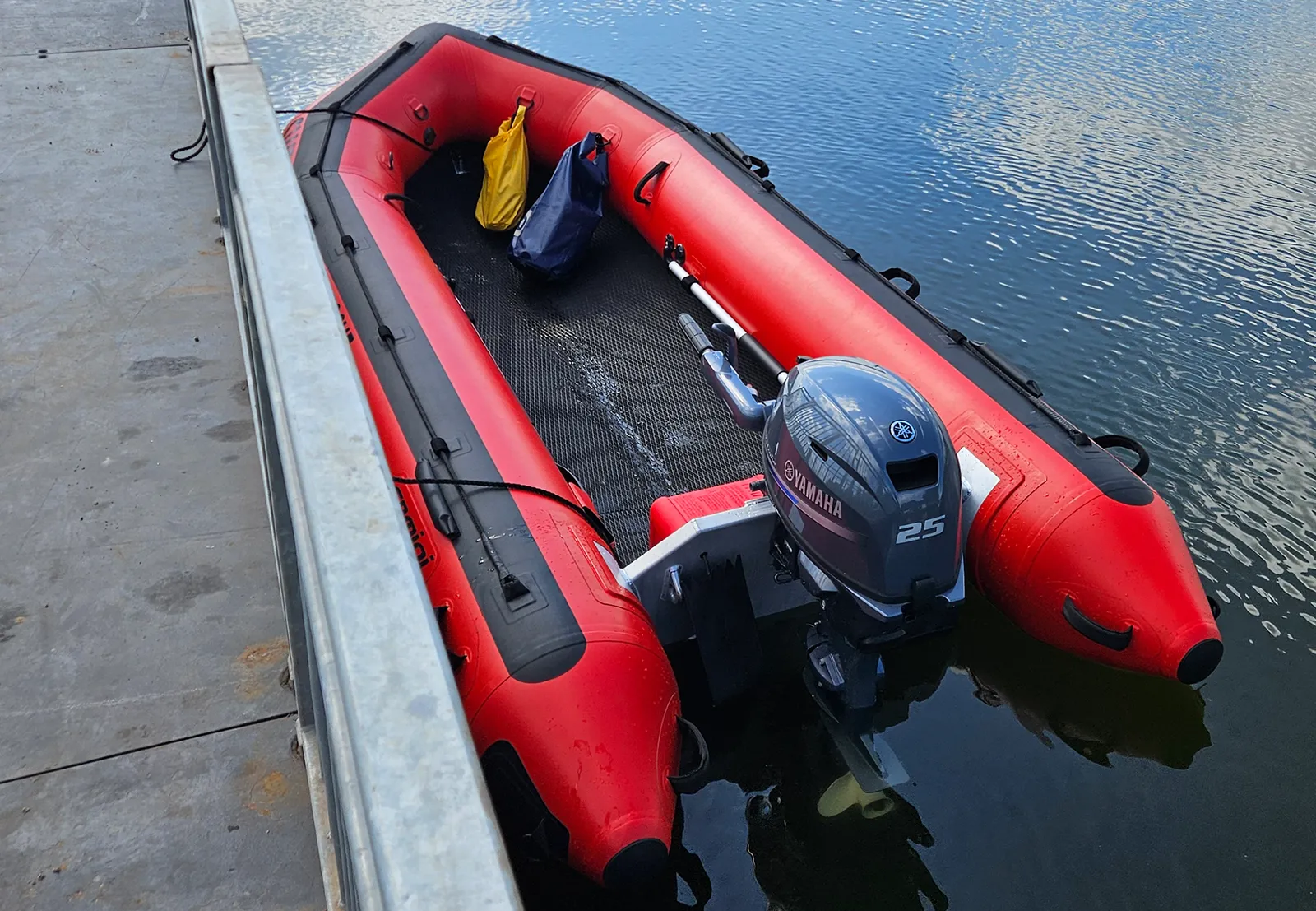 Open deck and Yamaha 25 hp engine of the Gemini Marine SWR13