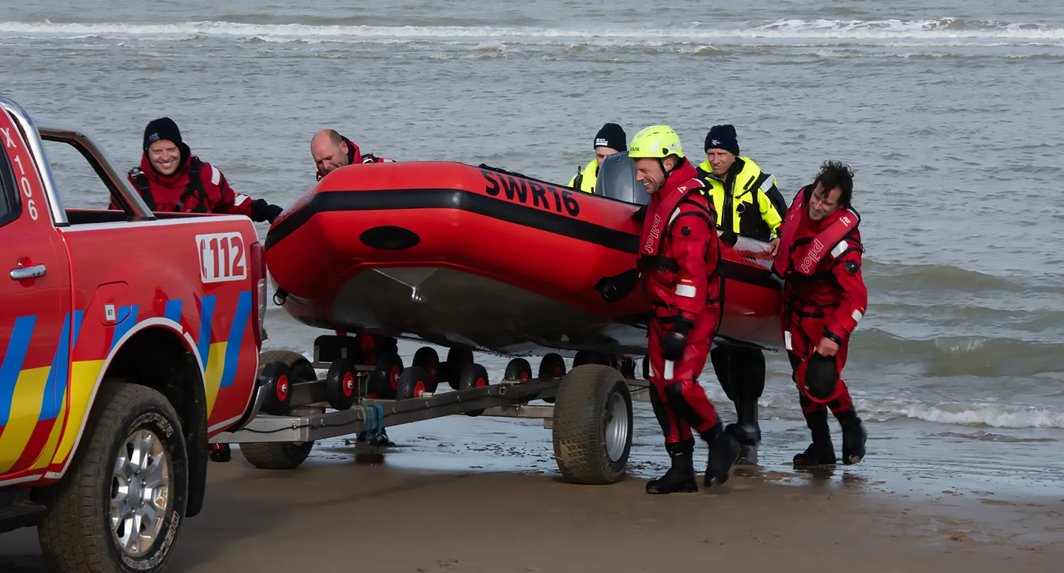 Rescue team carrying the Gemini Marine SWR16 on the beach