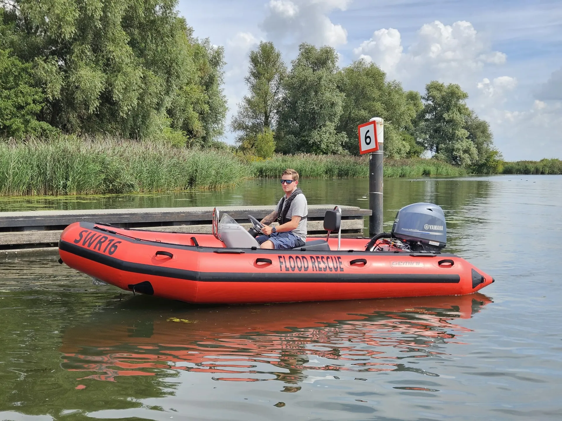 Gemini Marine SWR16 with a console on the water