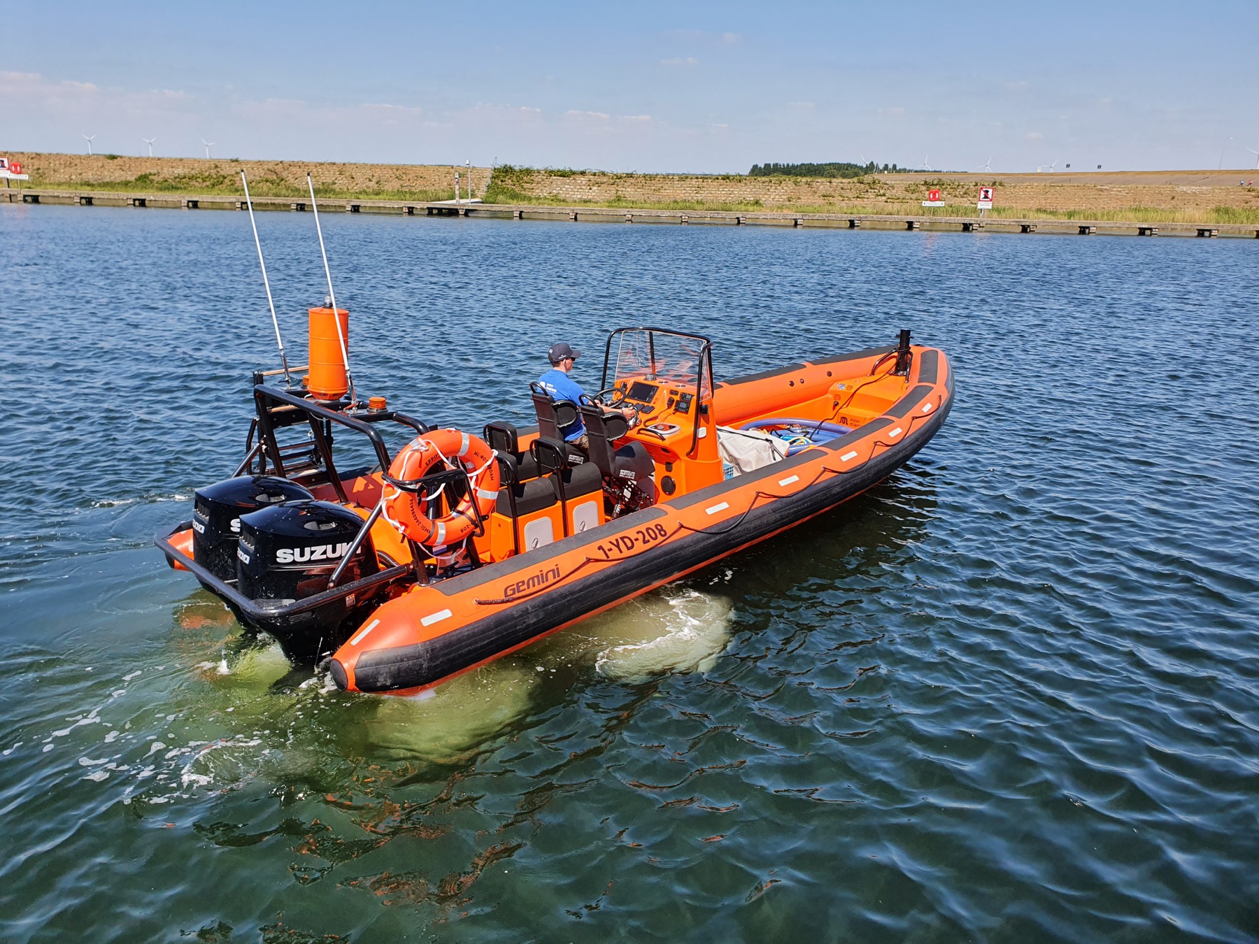 Gemini Marine WR650 underway on open water