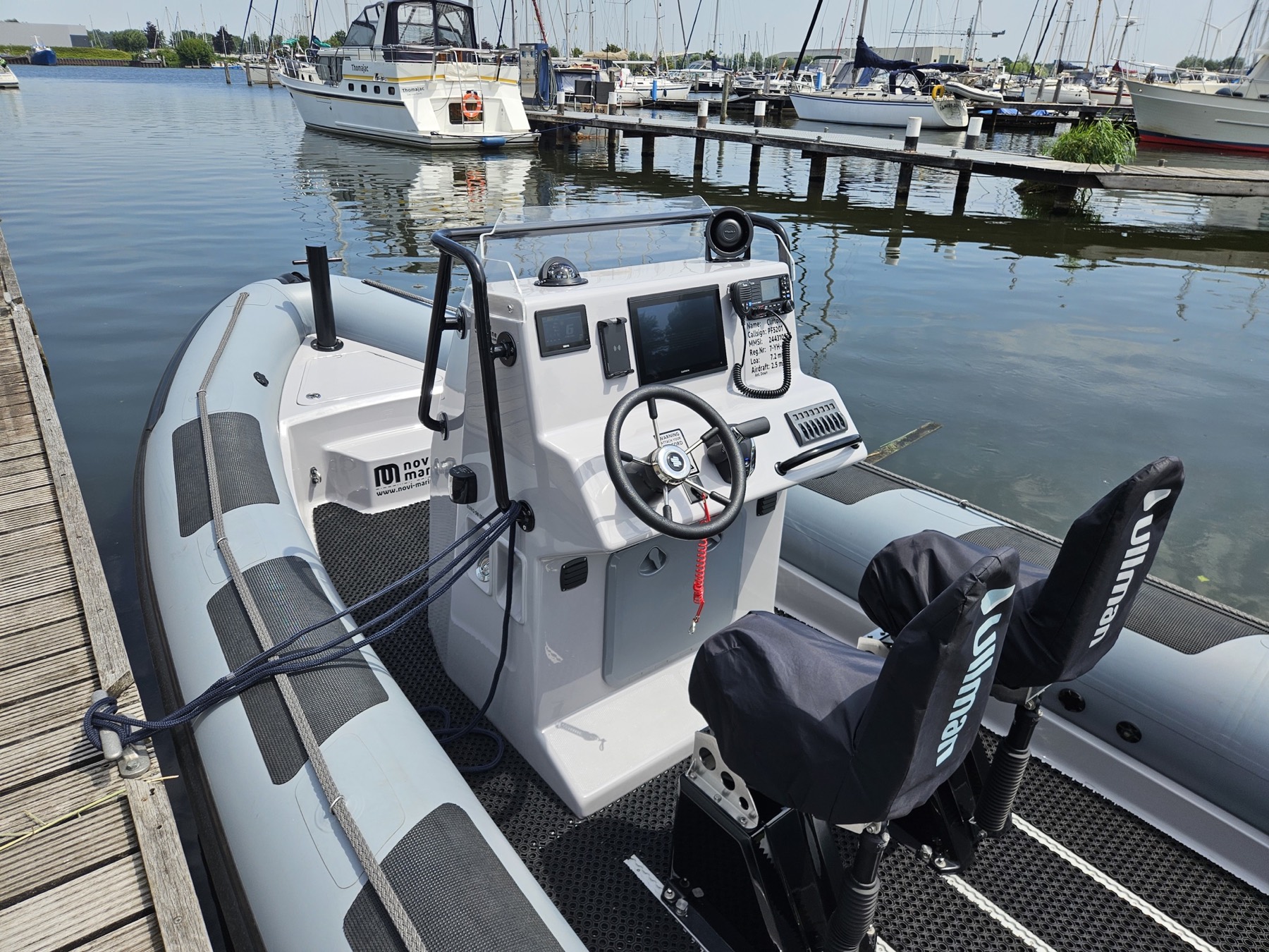 Console and seating of the Gemini Marine WR720