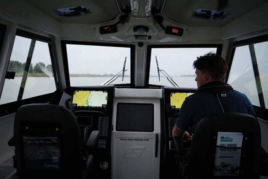 Wheelhouse and navigation equipment of the Gemini WR880 Greenpoint 2