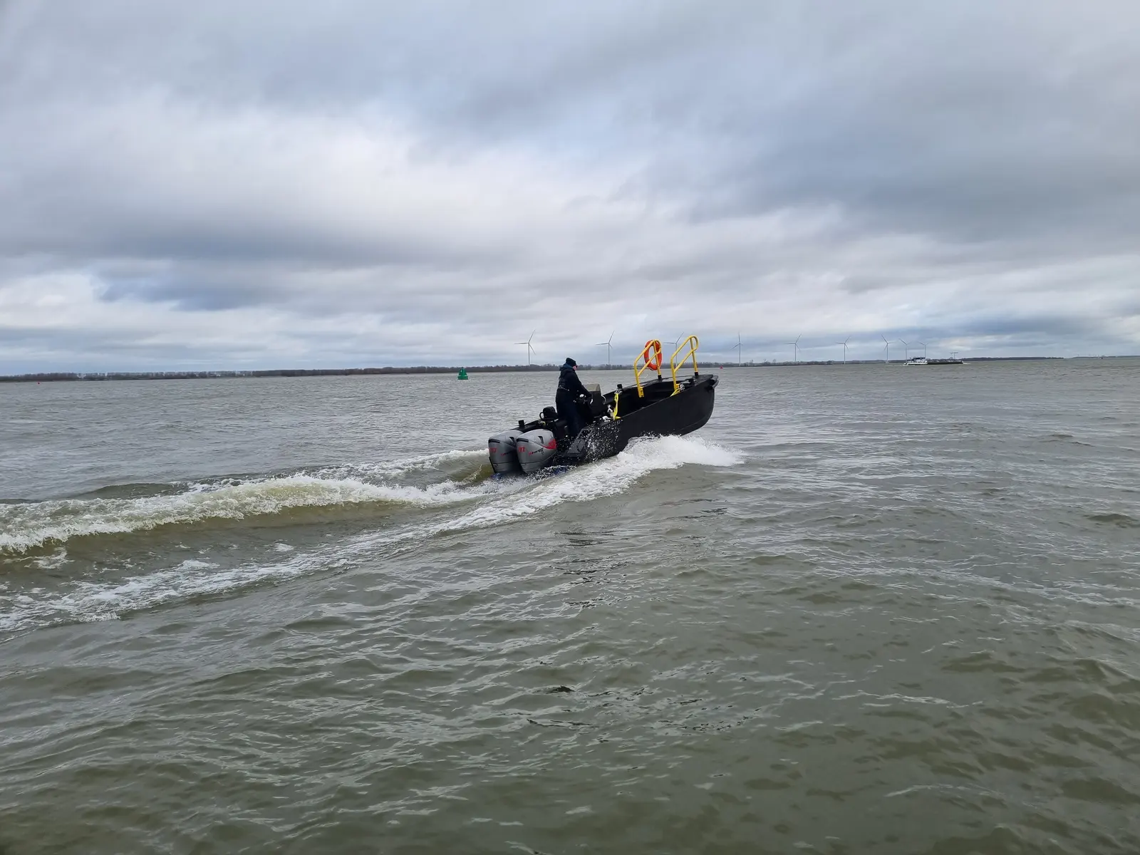 Rhino Marine 600SB underway, viewed from astern