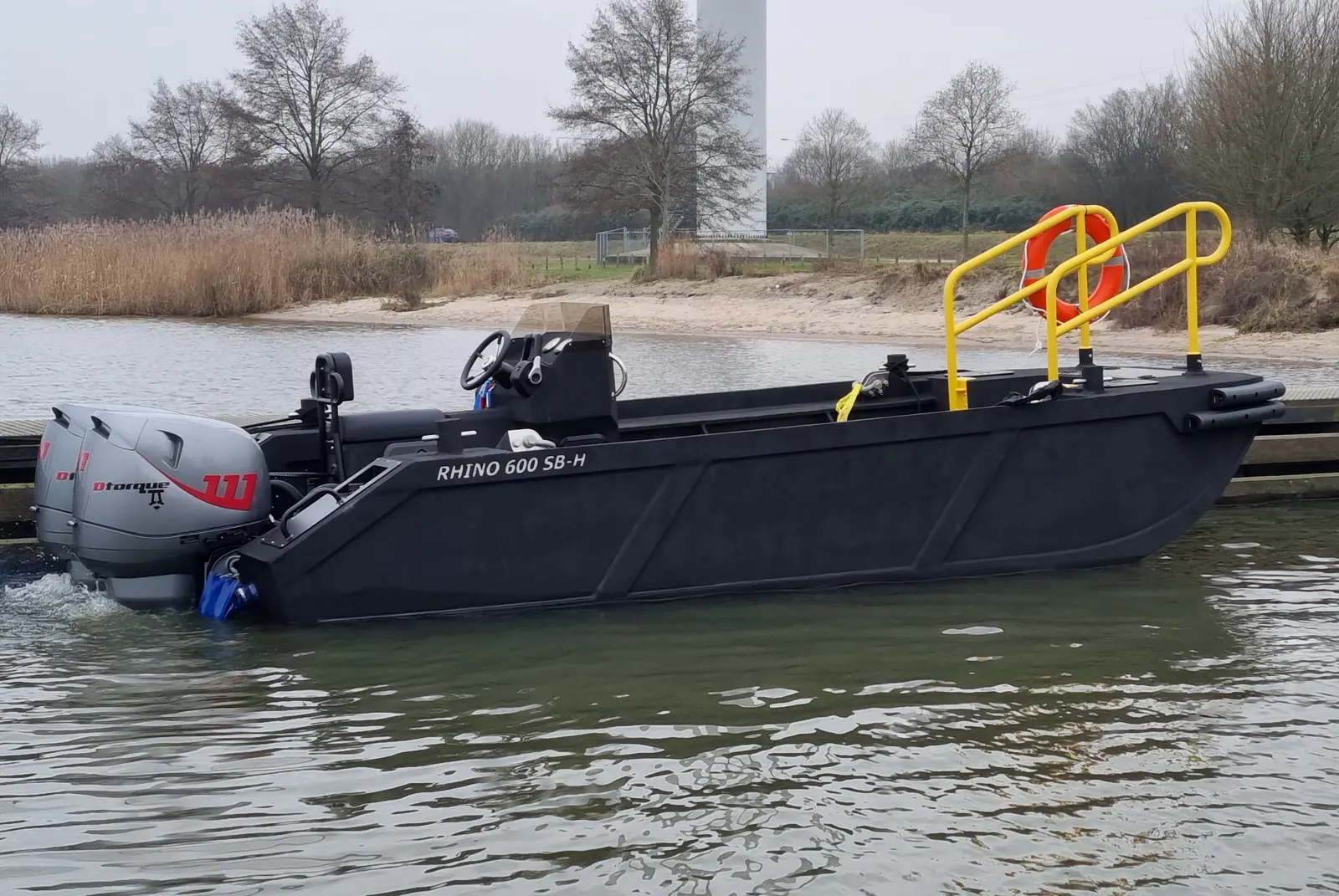 Side view of the Rhino Marine 600SB with high bulwarks