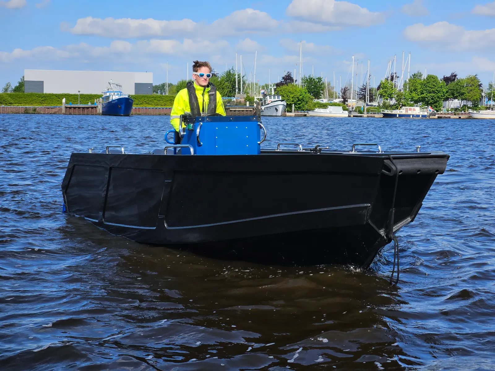 Bow and console of the Rhino Marine 600TT