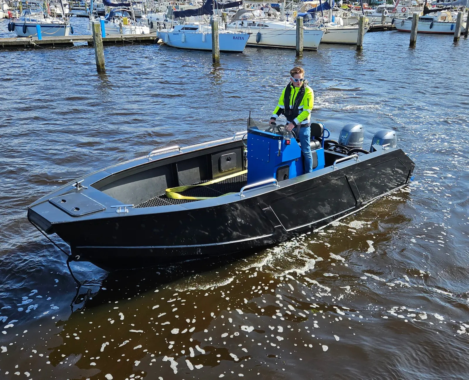 Rhino Marine 600TT with open working deck and console